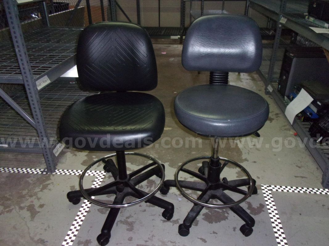 2 FISHERBRAND VINYL LAB CHAIRS
