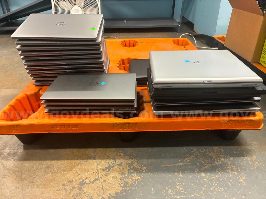 LOT OF LAPTOP COMPUTERS & DOCKING STATIONS (28 EA)