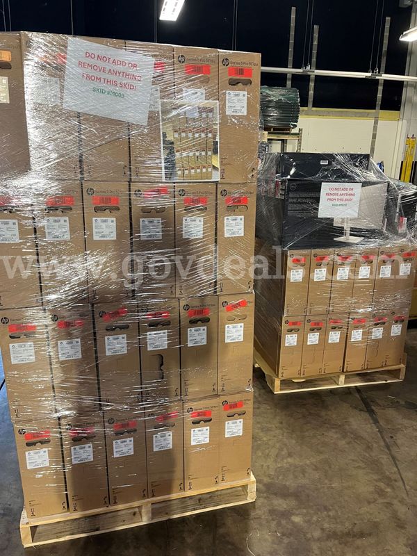 Used Dell 24" UltraSharp Monitors (64 total)