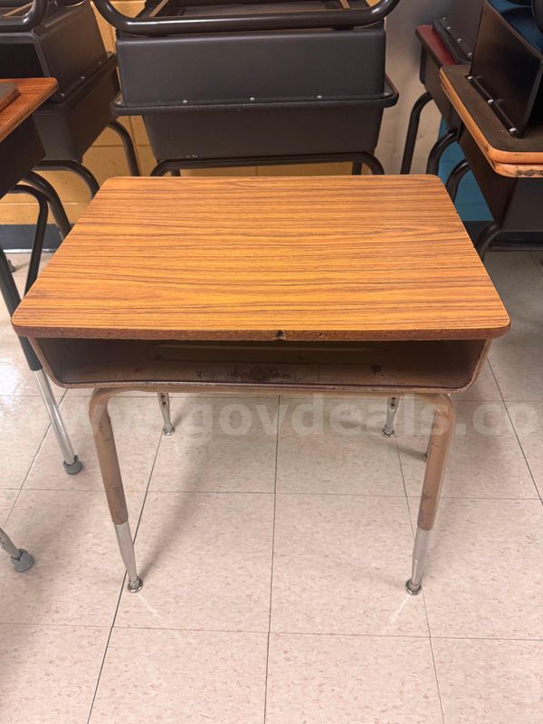 1 lot of student desks