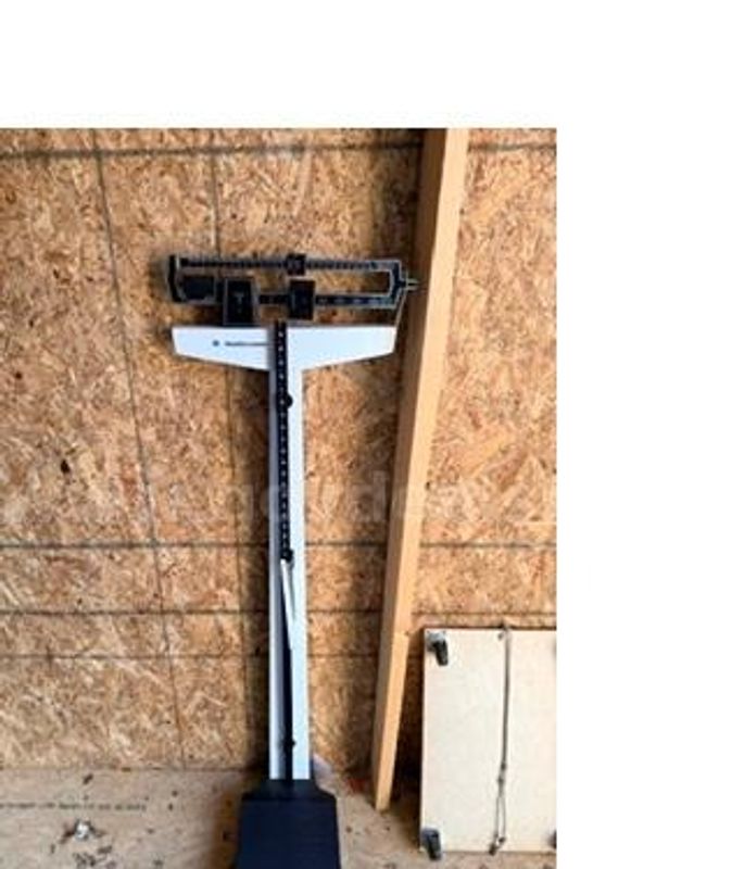 Pull up chin bars, scale
