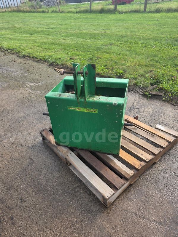 THREE-POINT HITCH COUNTERWEIGHT BOX
