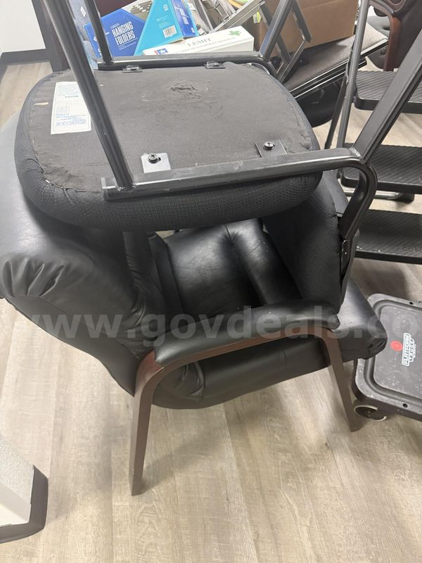 Lot of 18 office chairs