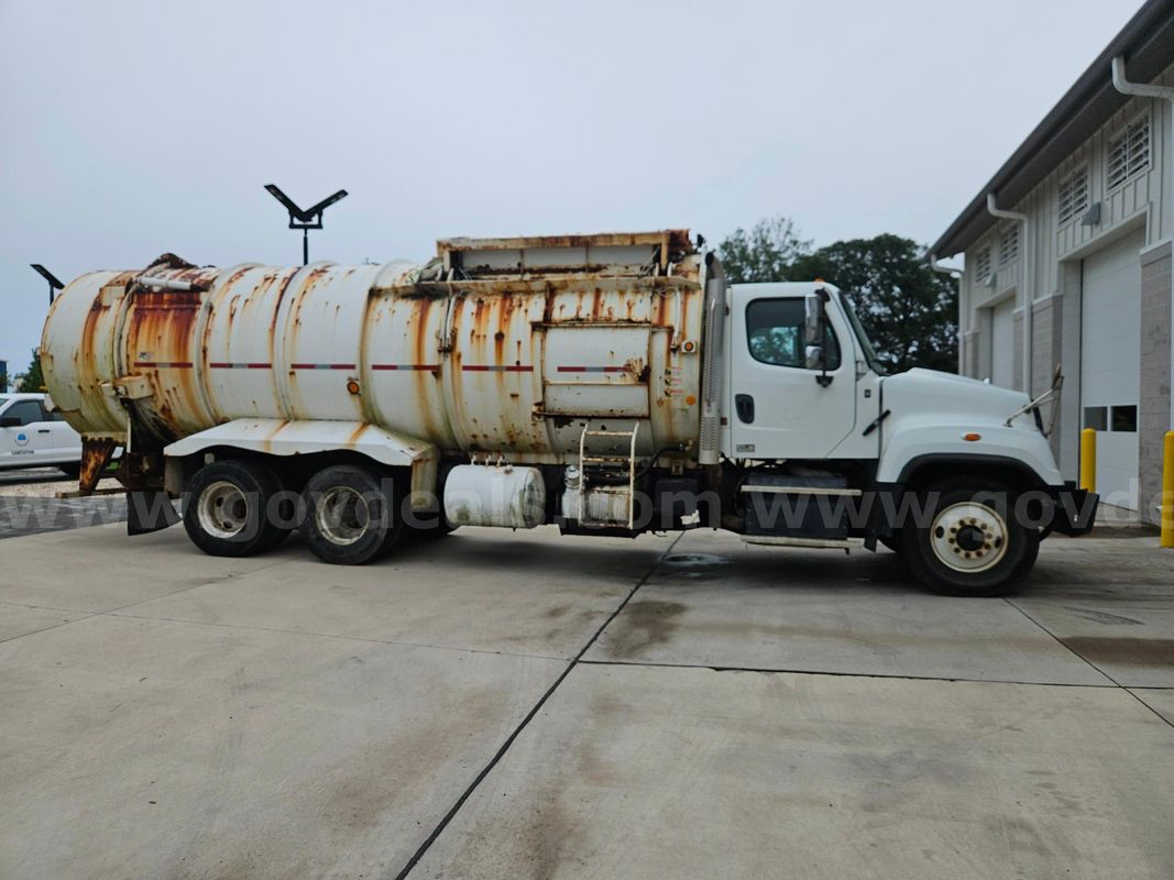 2016 Freightliner 114SD (5146)