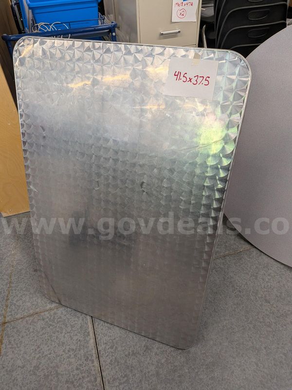 Metal table (41.5x37.5)