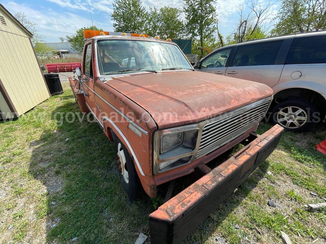 Ford Tow Truck - Older, Unknown Year