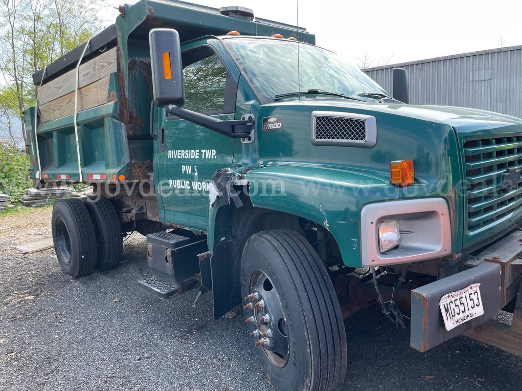 2003 Chevrolet C7C042 Dump Body w/Salt Box Spreader & Plow