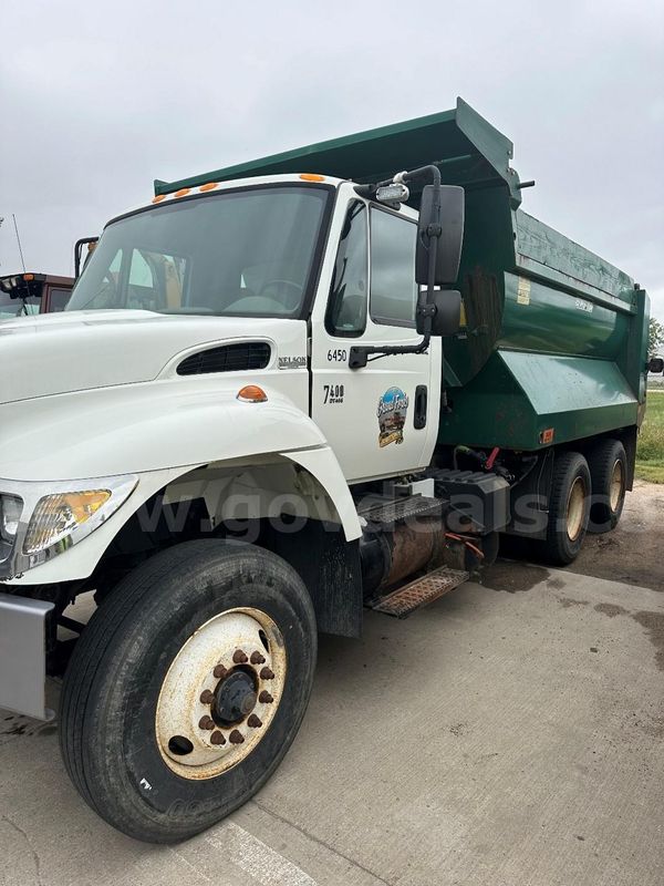 2004 International 7400 DT 466