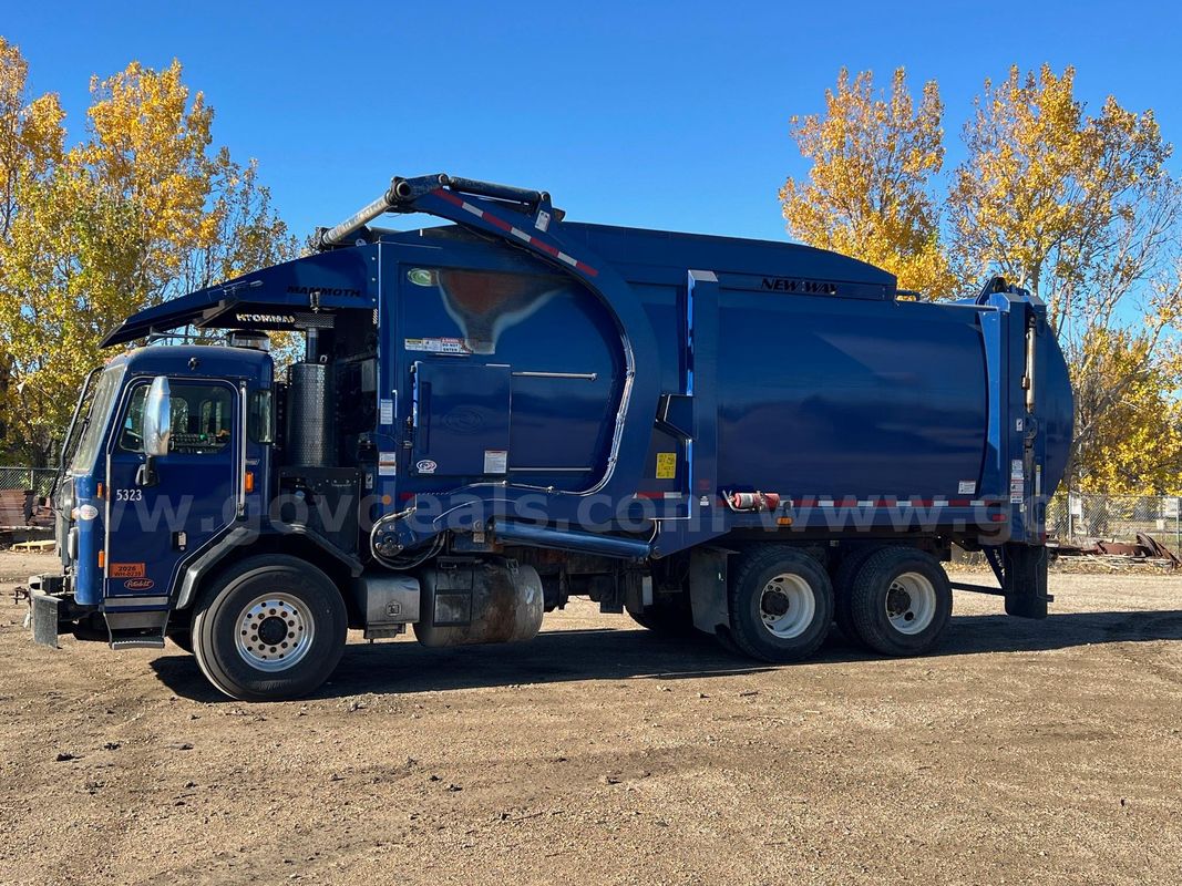 2021 Peterbilt 520 w/ New Way 40yd Front Load Garbage Truck
