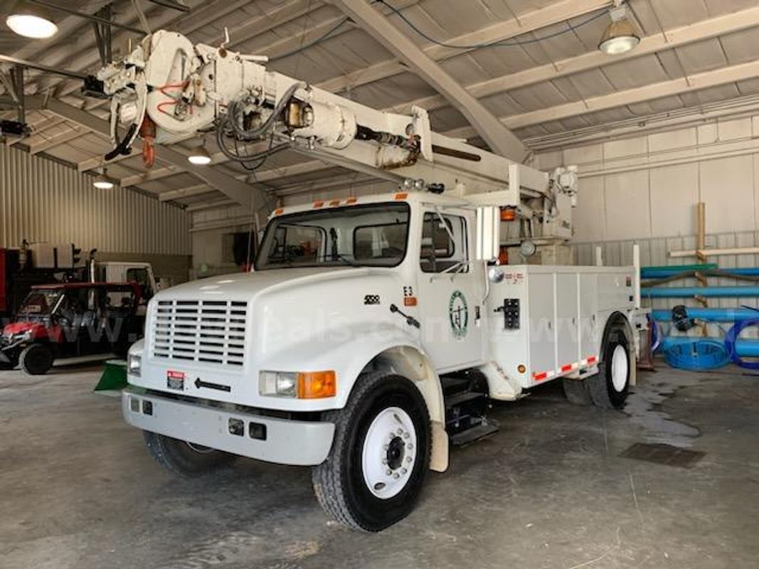 2000 International 4700 Digger Truck