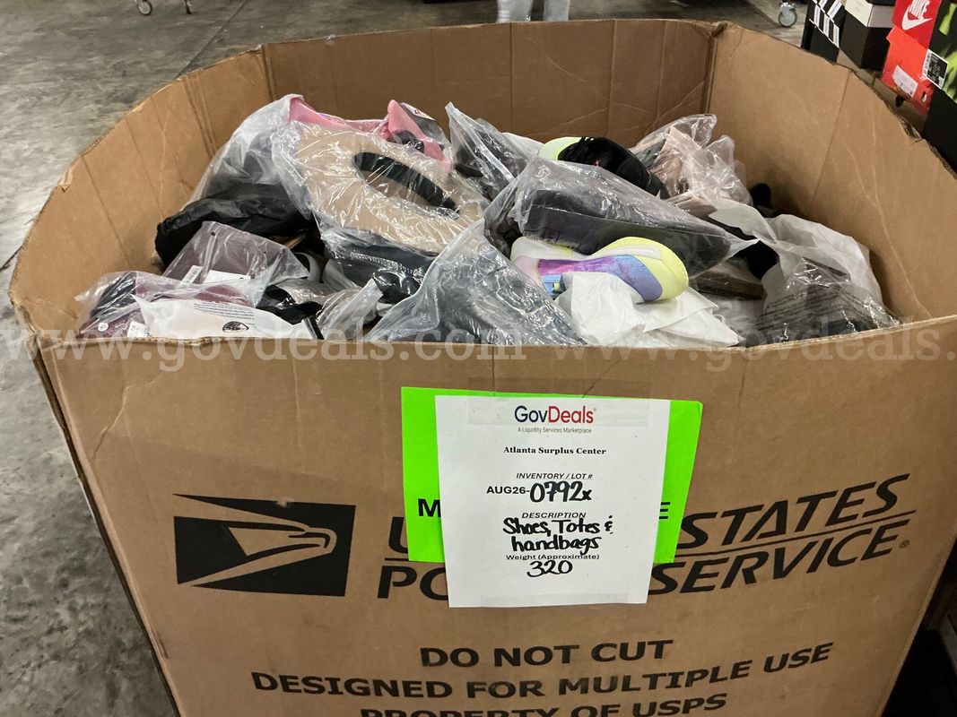 Apparel: Manually Sorted "Shoes, Handbags and Totes" (AUG26-0792X)