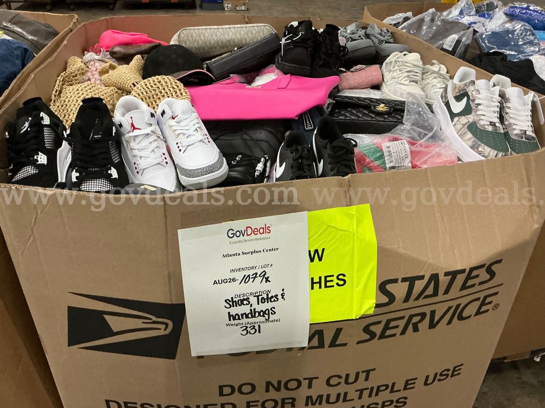 Apparel: Manually Sorted "Shoes, Handbags and Totes" (AUG26-1079X)