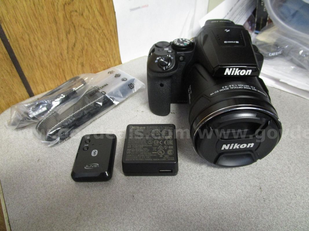 (1) LIKE-NEW NIKON COOLPIX P900 CAMERA W/ STRAP, CHARGER, & iLIVE BLUETOOTH DEVICE