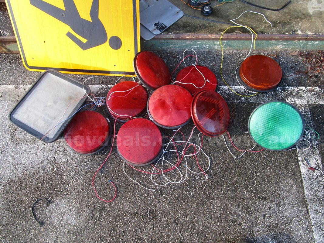 (10) USED TRAFFIC SIGNALS AND LIGHTS