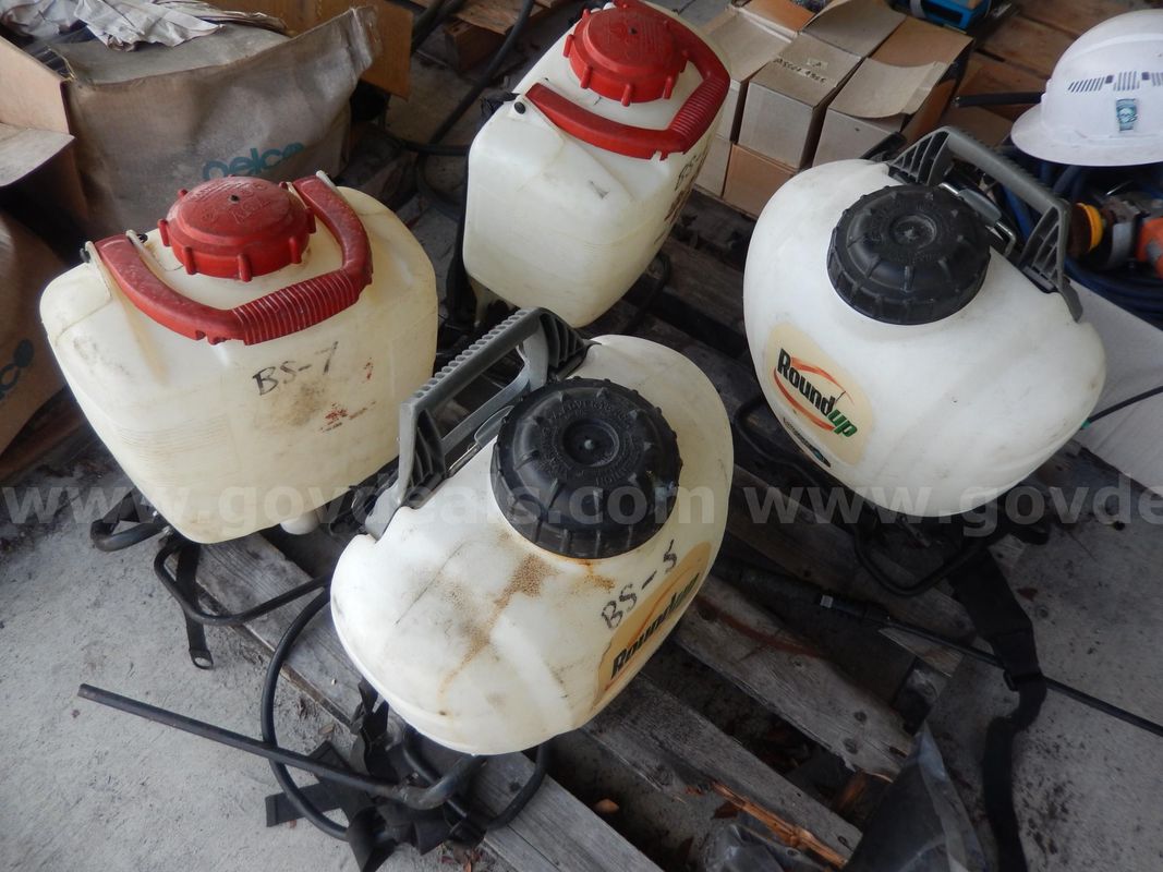 USED (2) WHITE BACKPACK SPRAYERS, (2) WHITE ROUNDUP BACKPACK SPRAYERS