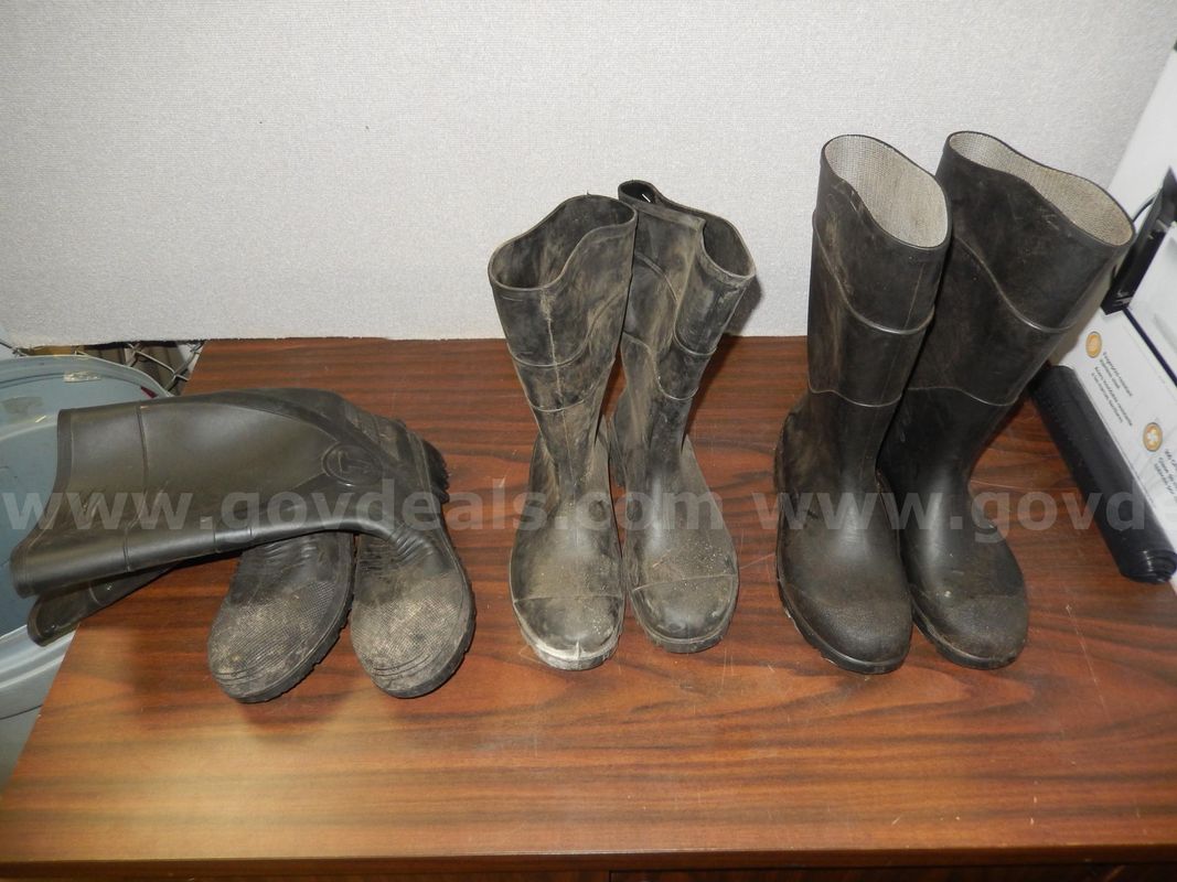 USED (2) PAIR BLACK BUBBER BOOTS, SIZE 10, (1) PAIR TINGLEY BLACK RUBBER BOOTS, SIZE 10