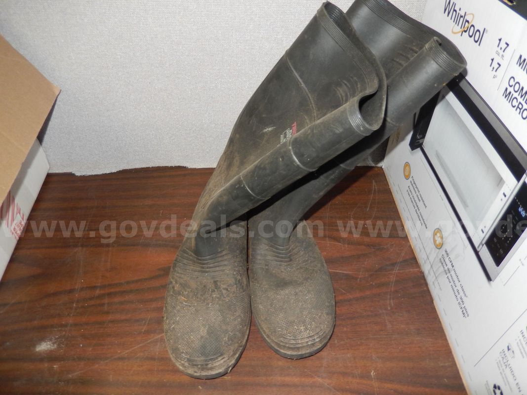 USED (1) PAIR TINGLEY BLACK RUBBER BOOTS, SIZE 15