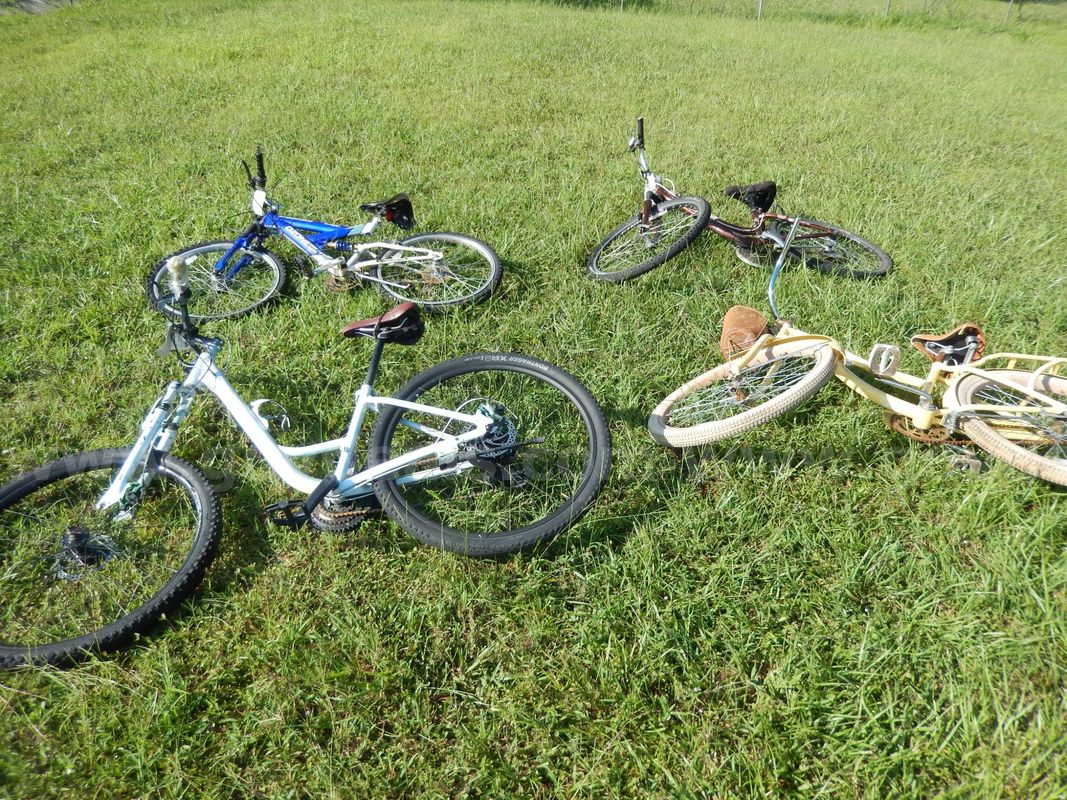 USED (1) HUFFY BEACH CRUISER BIKE, (1) OZONE, MOUNTAIN BIKE, (1) TREK NAVIGATOR BIKE, (1) RETROSPEC BIKE