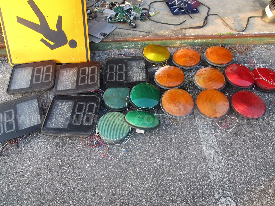(19) USED TRAFFIC LIGHTS AND SIGNALS