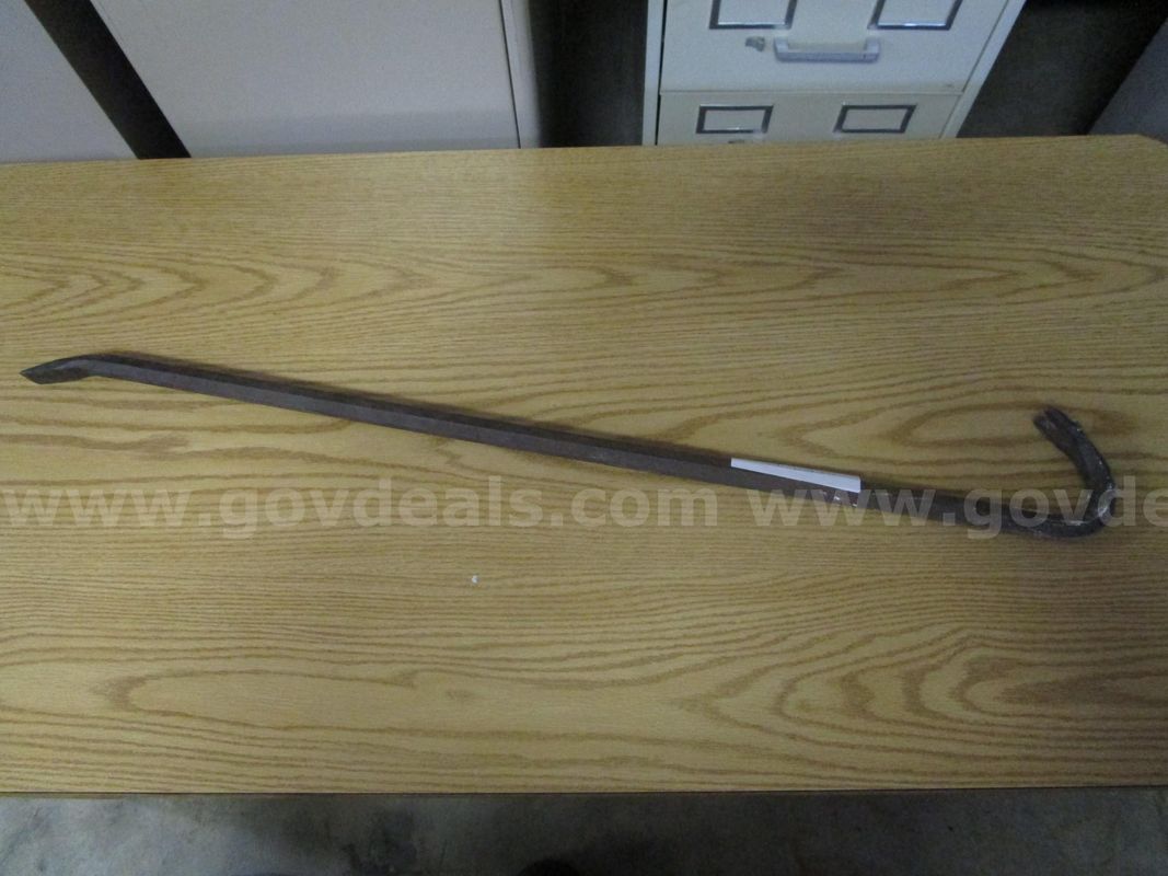 (1) USED 3' LONG METAL CROWBAR