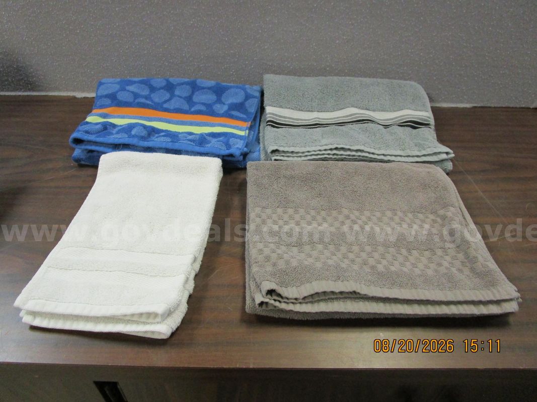 (3) BATH TOWELS & (1) HAND TOWEL