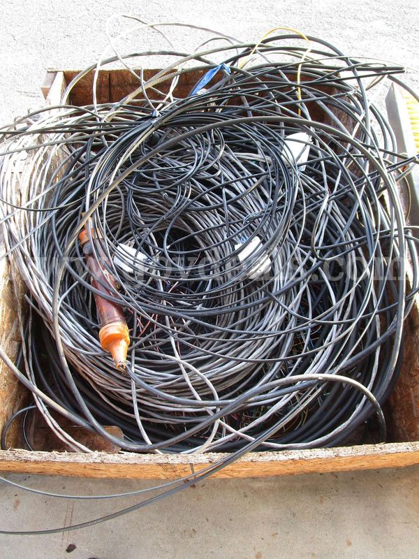 BATCH OF USED WIRES; CONTAINER NOT INCLUDED