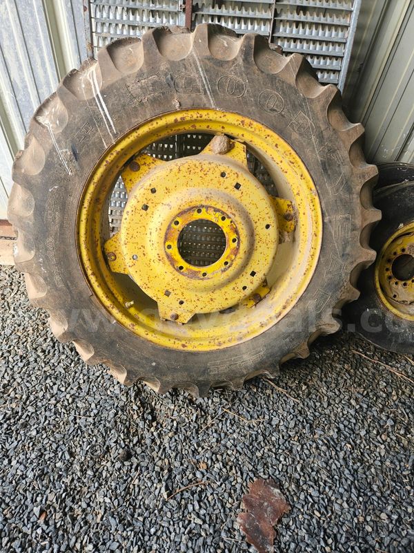John Deere 2155 - 2 Rims and tires
