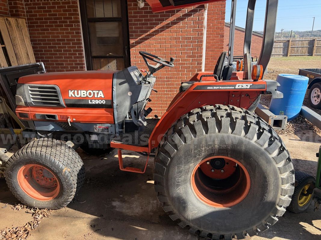 Kubota L2900 Tractor w/Landpride Finish Mower