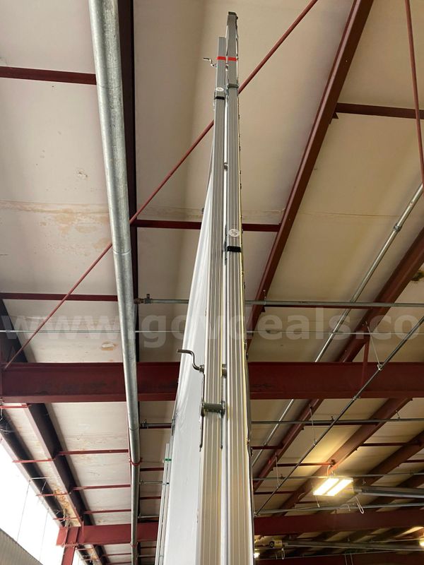 DRAPER PROJECTOR SCREEN WITH CASE