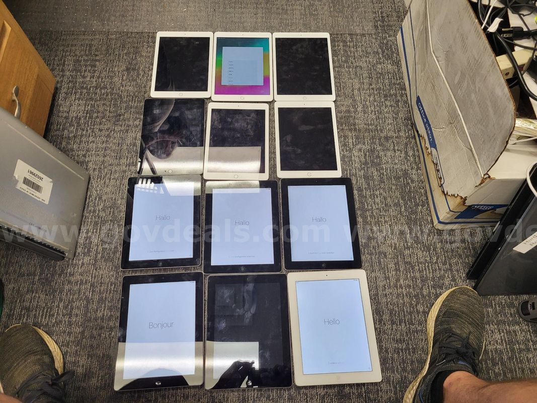 APPLE IPADS SEE PICTURES