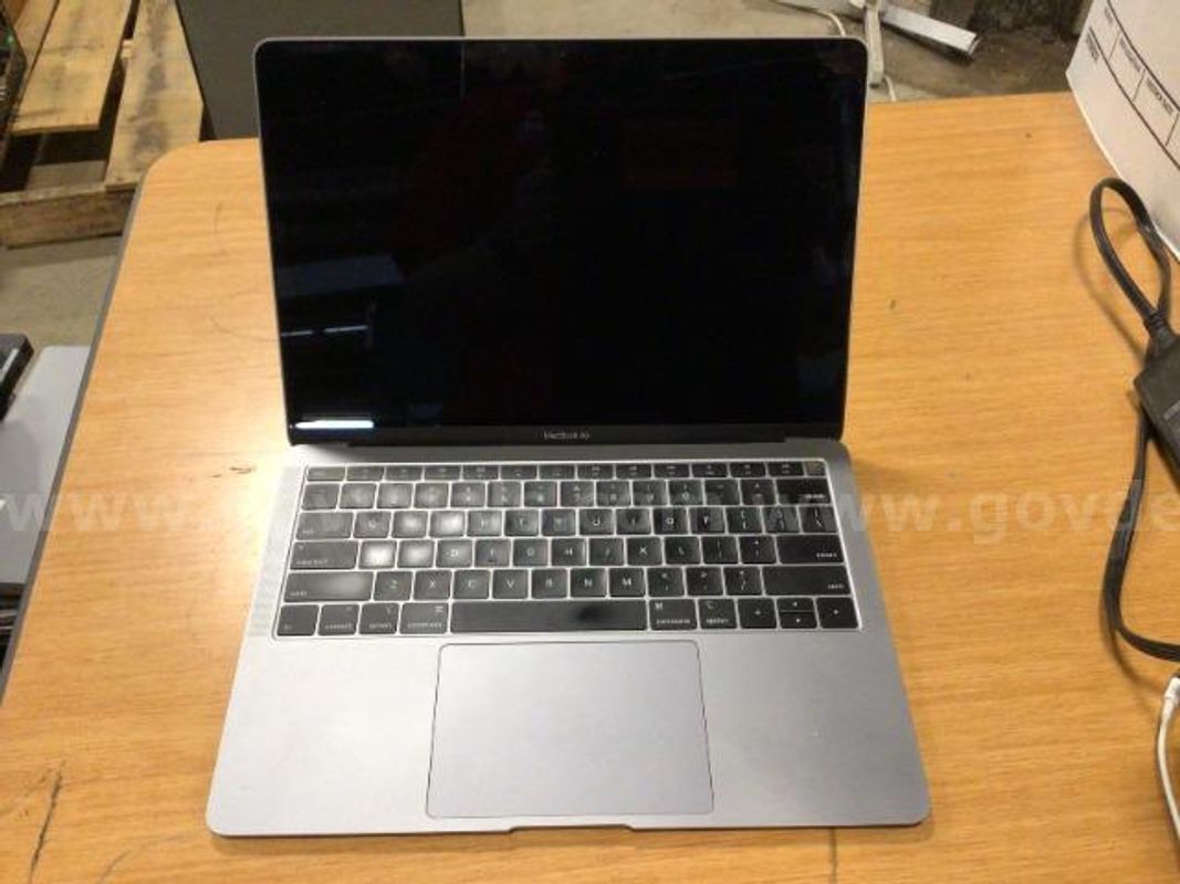 Apple MacBook Air Core i5 1.6 GHz 13" Laptop 8GB 256GB SSD