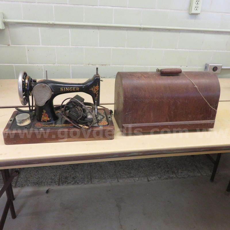 Singer Sewing Machine includes wooden box