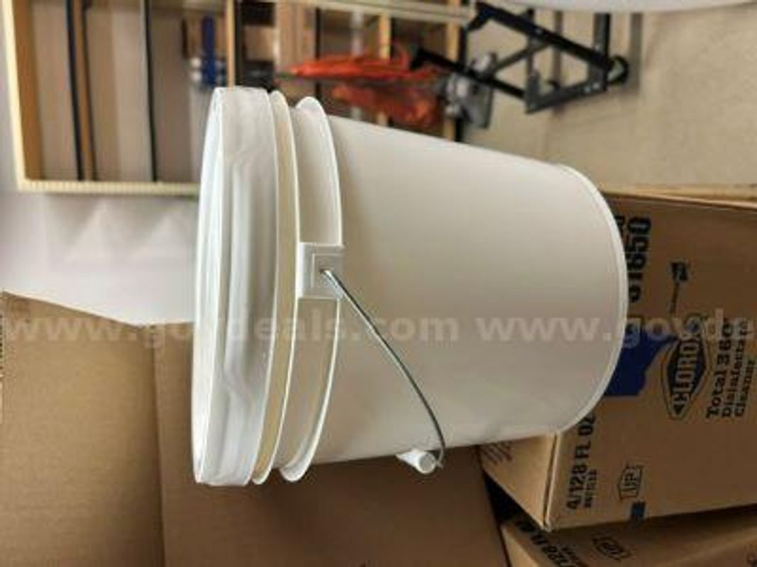 Center-pull wipe buckets