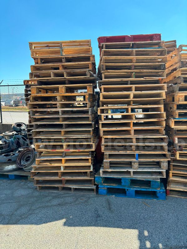 200 USED PALLETS SOLD AS IS, BLUE PALLETS NOT INCULDING