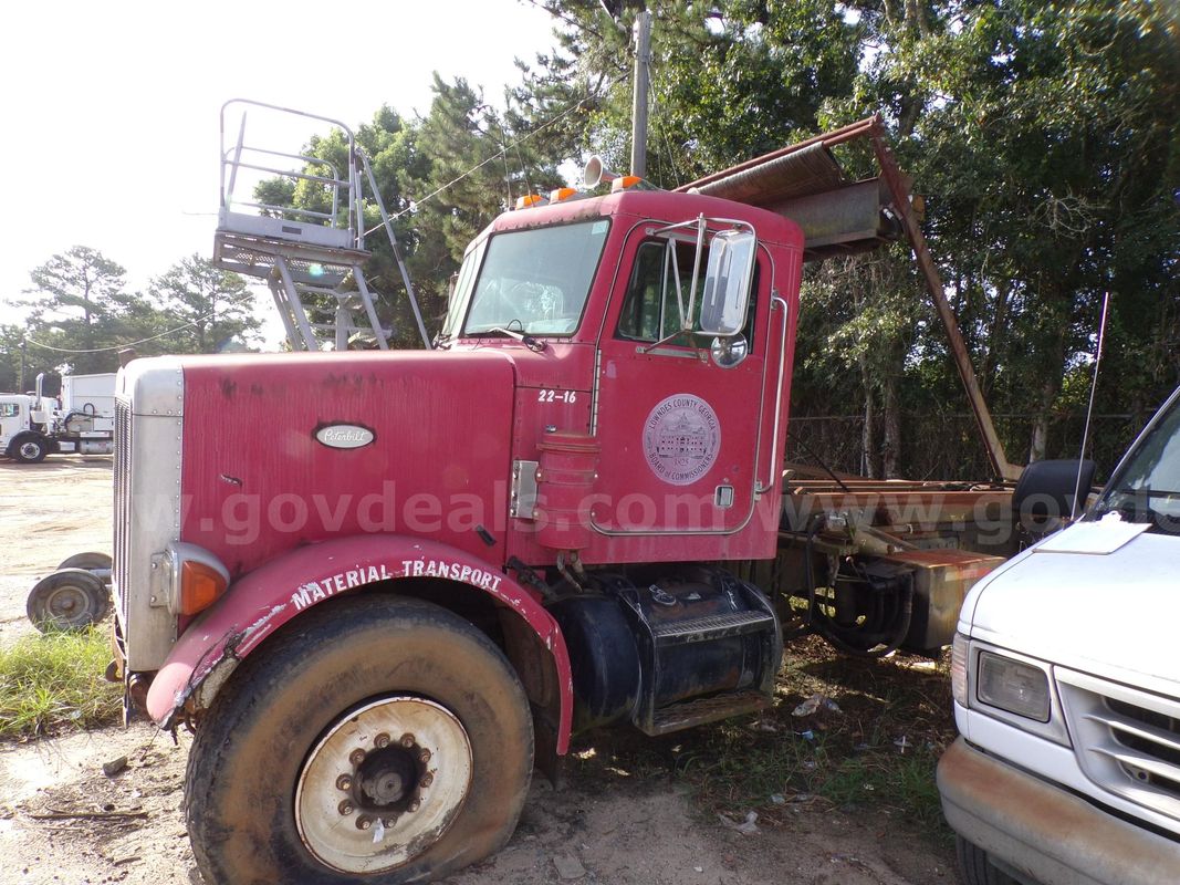 Peterbilt 357 with roll off
