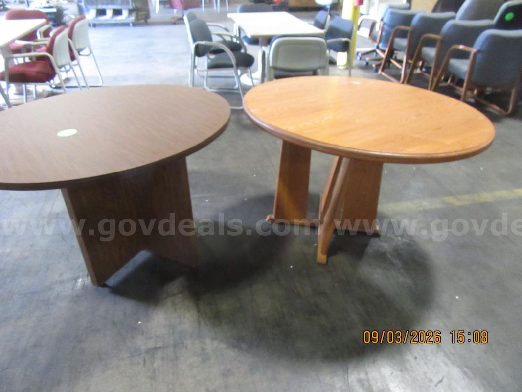 Lot of 2 Round Tables