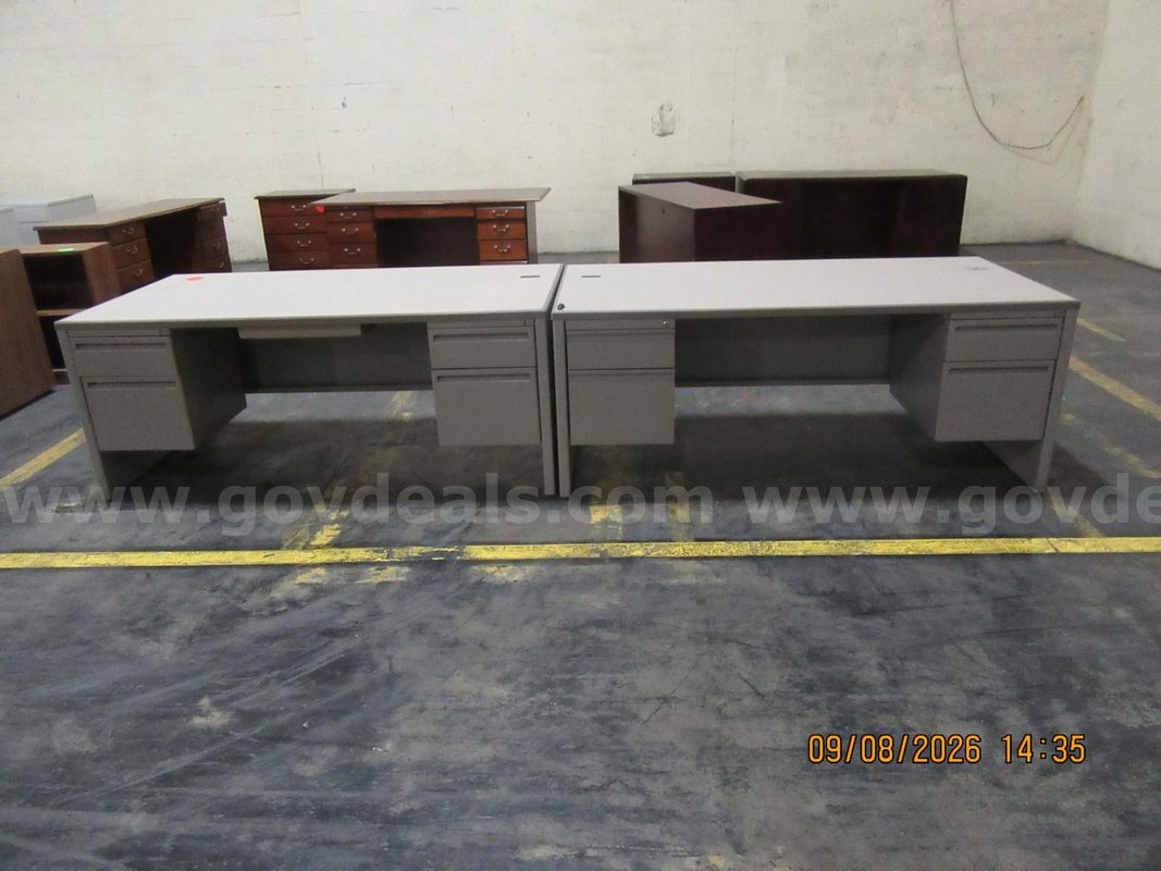 Lot of 2 Desks