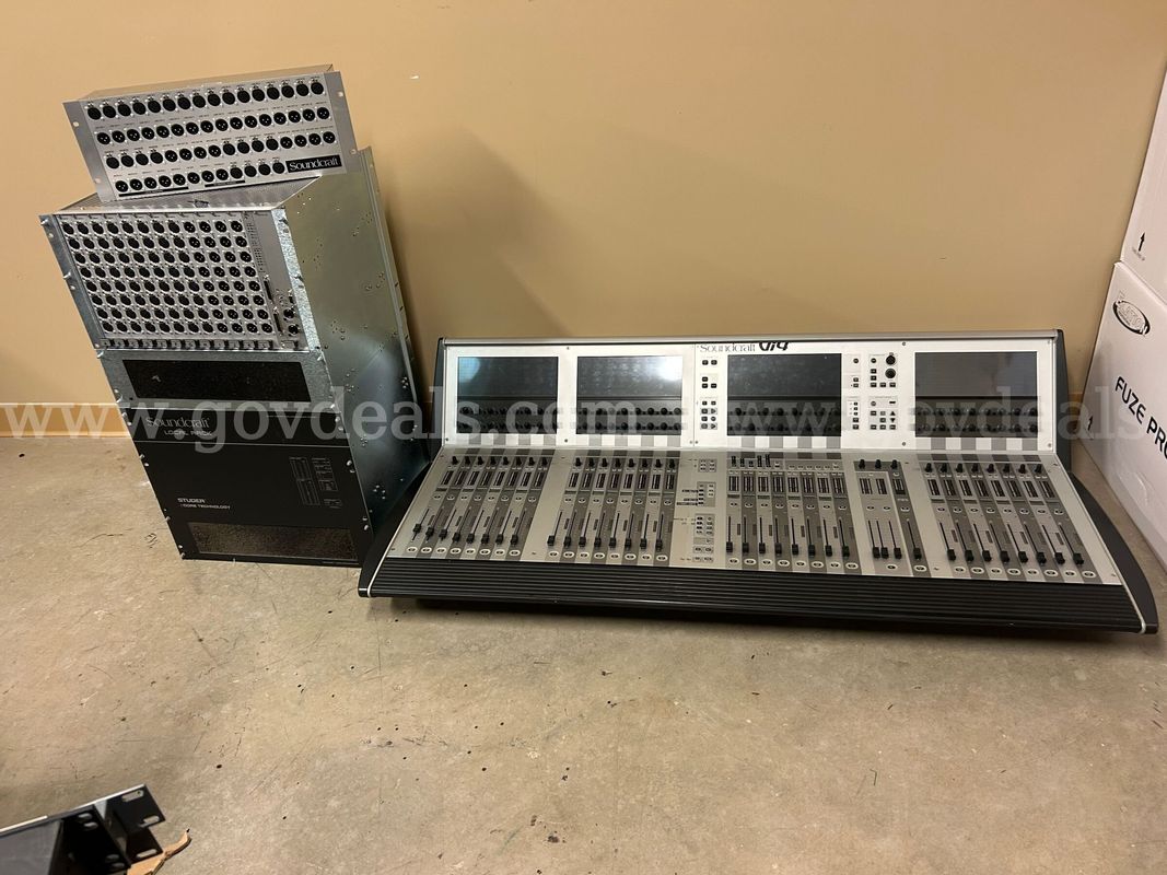 Soundcraft Vi4 digital mixing console