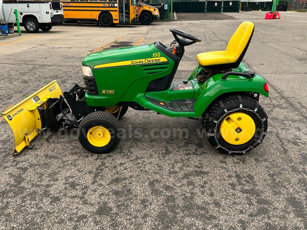 2010 John Deere X720 Tractor with snow plow
