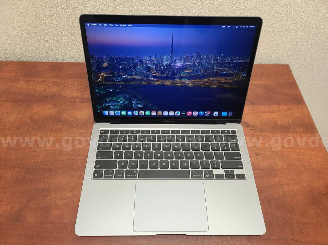 1 Apple MacBook Air