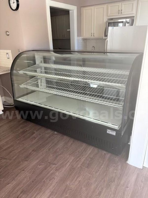 True TCGR-77 Curved glass refrigerated bakery display case