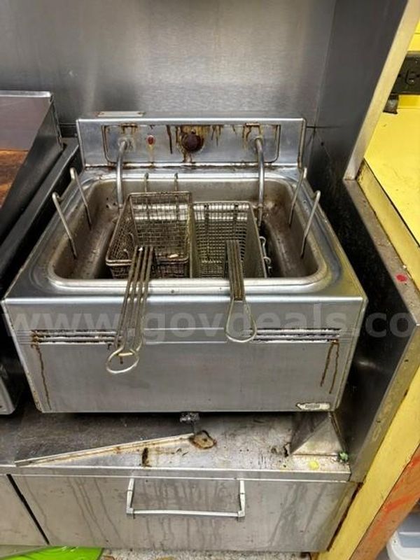 Wells 2 burner Grill, Deep fryer, Toastmaster 2 drawer toaster