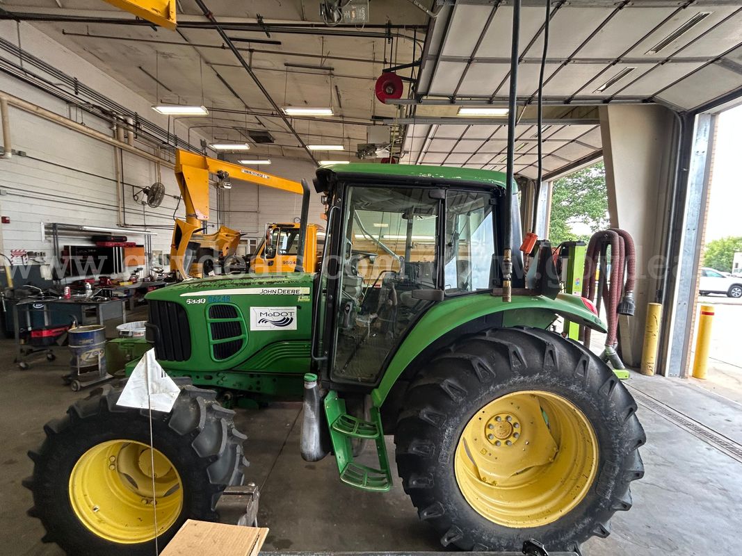 2009 John Deere 6330S tractor Cab 4WD