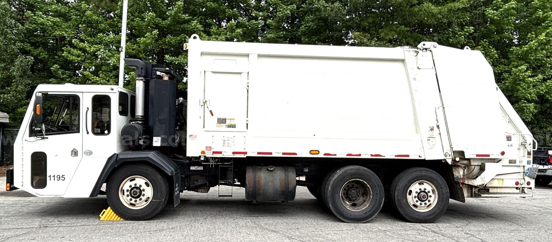 2014 Crane Carrier LET2-45/Heil 5000 25 Yard Rear Loader Refuse Truck