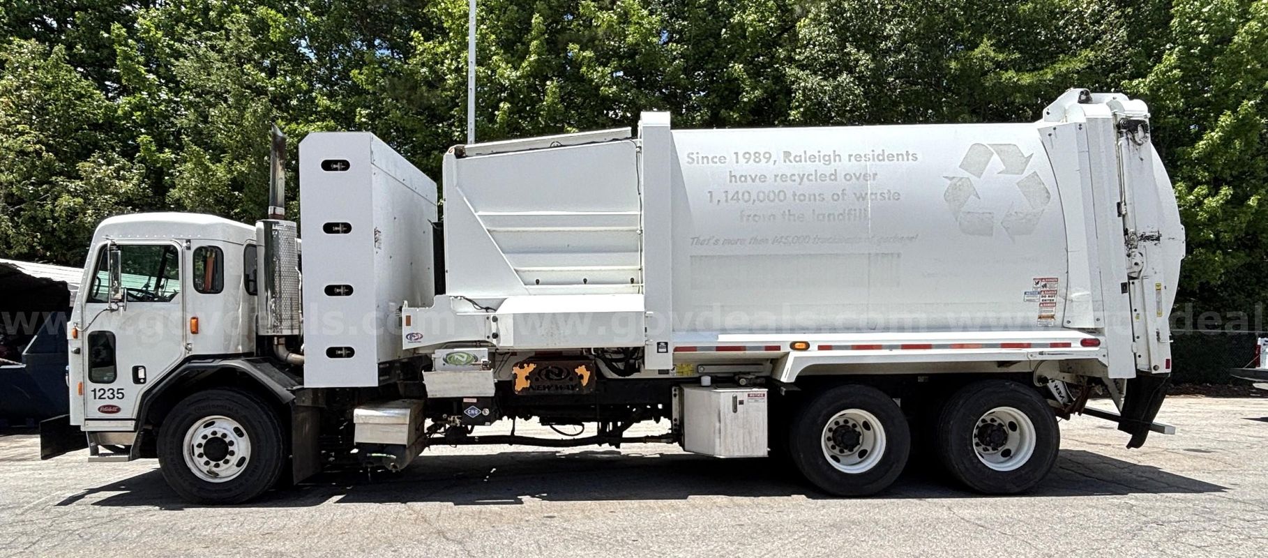 2017 Peterbilt PB520/Neway ASL29, 29YD Automated Side Loader Refuse Truck