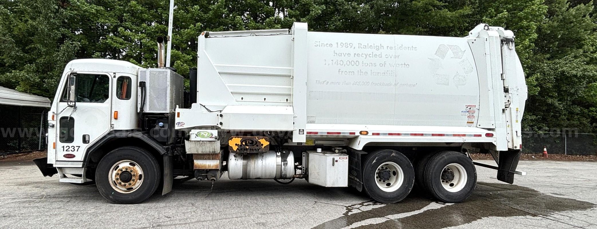 2017 Peterbilt PB520/Neway ASL29, 29YD Automated Side Loader Refuse Truck