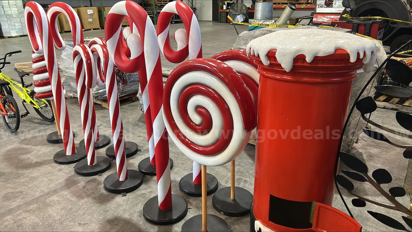 Large Christmas Decorations (Lot 1266)