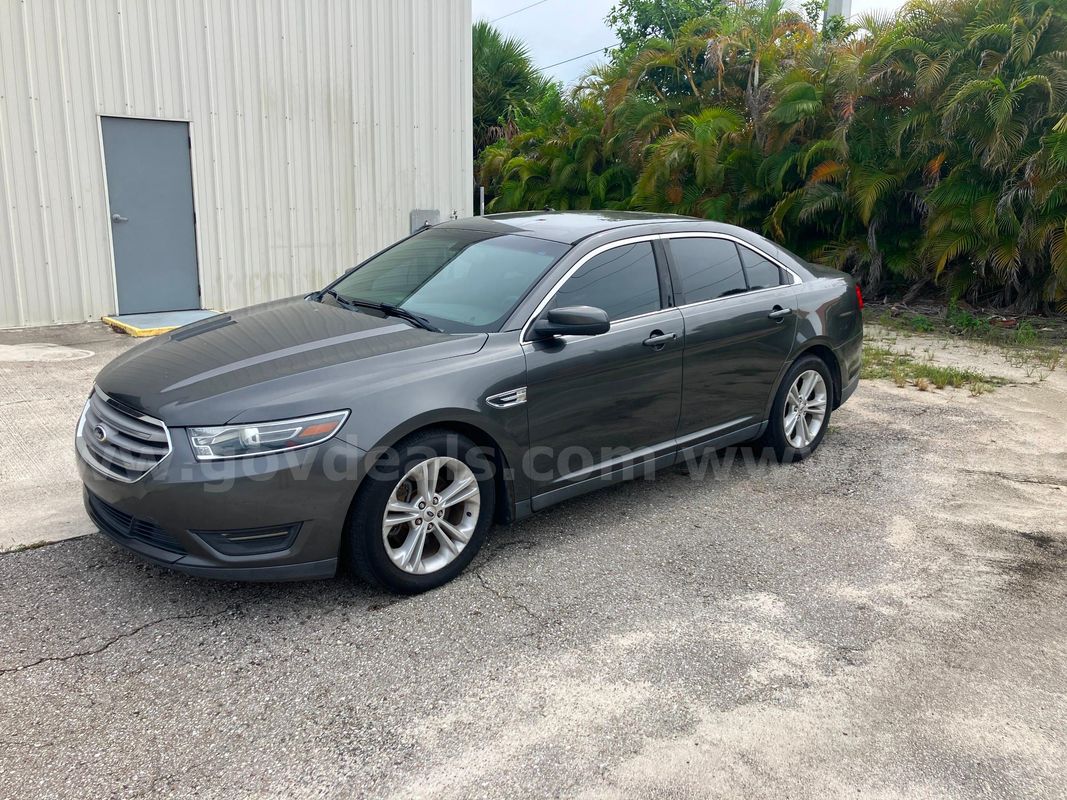 2016 Ford Taurus (1 of 6)