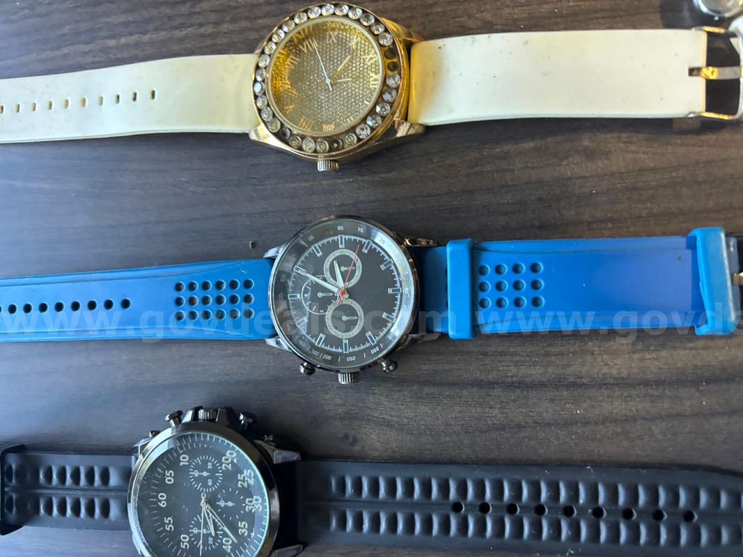 Assorted pieces of jewelery, necklaces, watches and other items