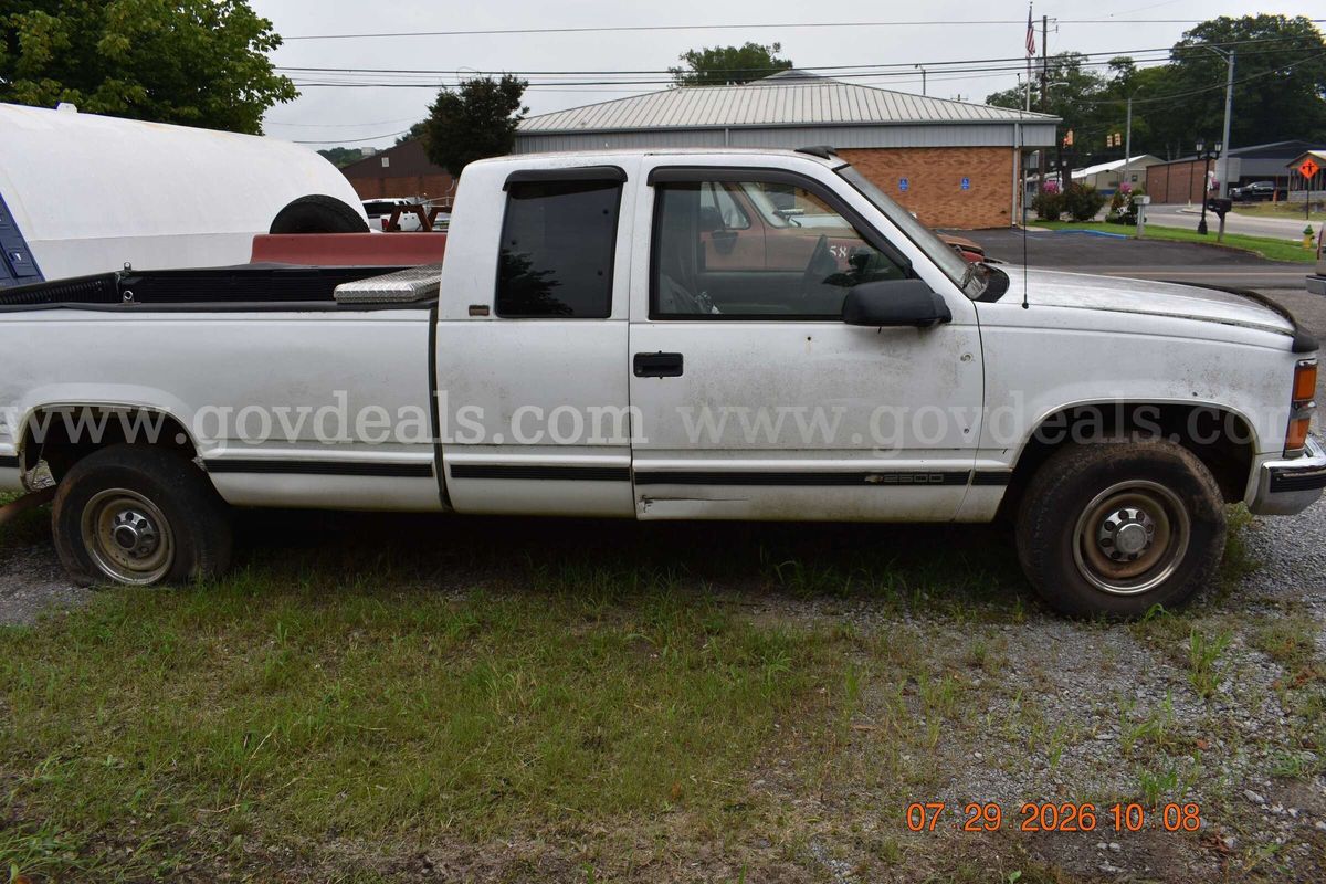 1996 Chevrolet C/K 2500 Ext. Cab 8-ft. Bed 2WD